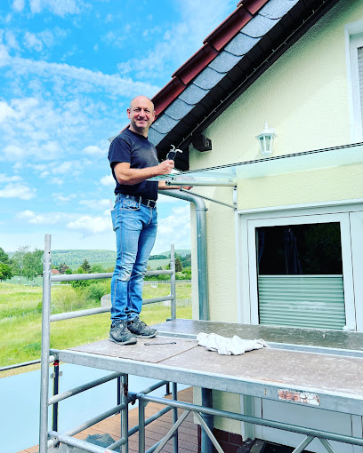 Ulf Simon bei der Vordachmontage